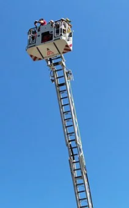 Verlängert man eine Feuerwehrleiter um 60 % ihrer Anfangslänge, so erhält man eine 16 m lange Leiter. (Grafik A221301 im Aufgabensatz 13 Blatt 2/2 Fortgeschritten zum Grundwert in der Prozentrechnung/© by www.fit-in-mathe-online.de)